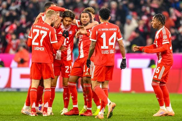 Konrad Laimer (27 Bayern) , Michael Olise (17 Bayern) , fcb21 , Luis Diaz (14 Bayern) jubeln über das Tor zum 6-2 beim Bundesligaspiel FC Bayern München - SC Freiburg am 22.11.2025.