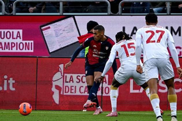 Cagliari s Riyad Idrissi in action during the Serie A soccer match between Cagliari Calcio and Genoa at the Unipol Domus in Cagliari, Sardinia - Saturday, 22 november 2025. - Soccer  Copyright: xGianlucaxZuddas LaPressex