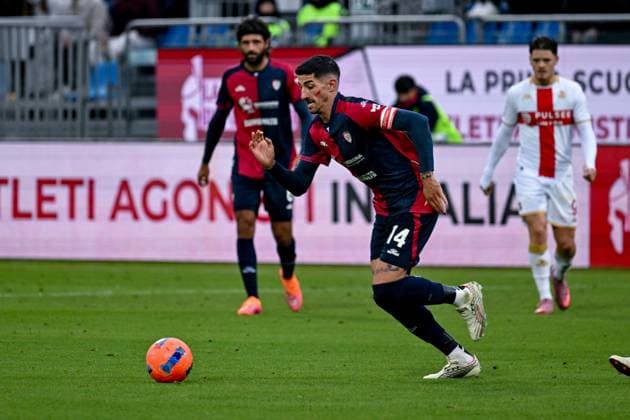 Cagliari s Alessandro Deiola in action during the Serie A soccer match between Cagliari Calcio and Genoa at the Unipol Domus in Cagliari, Sardinia - Saturday, 22 november 2025. - Soccer  Copyright: xGianlucaxZuddas LaPressex