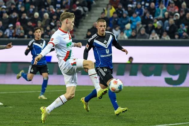 22.11.2025, xemx, Fussball 1.Bundesliga, FC Augsburg - Hamburger SV v.l. Anton Kade (FC Augsburg) Goal scored, erziehlt das Tor zum 1:0 (DFL DFB REGULATIONS PROHIBIT ANY USE OF PHOTOGRAPHS as IMAGE SEQUENCES and or QUASI-VIDEO) Augsburg