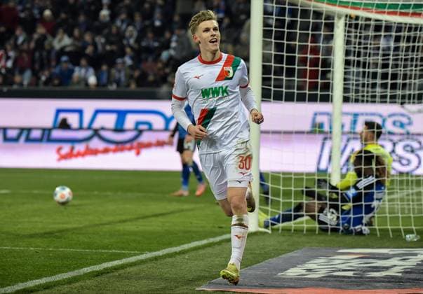 22.11.2025, xemx, Fussball 1.Bundesliga, FC Augsburg - Hamburger SV v.l. Anton Kade (FC Augsburg) Jubel, Torjubel, celebrate the goal, jubelt ueber das Tor zum 1:0 (DFL DFB REGULATIONS PROHIBIT ANY USE OF PHOTOGRAPHS as IMAGE SEQUENCES and or QUASI-VIDEO) Augsburg
