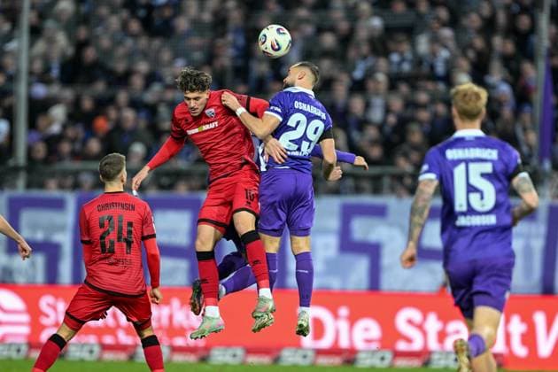 3. Liga - 25 26 - VfL Osnabrück - FC Ingolstadt 04 am 22.11.2025 an der Bremer Brücke in Osnabrück Dennis Kaygin (Ingolstadt) im Zweikampf gegen David Kopacz (Osnabrueck)