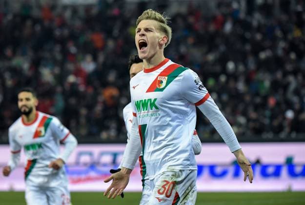 22.11.2025, xemx, Fussball 1.Bundesliga, FC Augsburg - Hamburger SV v.l. Anton Kade (FC Augsburg) Jubel, Torjubel, celebrate the goal, jubelt ueber das Tor zum 1:0 (DFL DFB REGULATIONS PROHIBIT ANY USE OF PHOTOGRAPHS as IMAGE SEQUENCES and or QUASI-VIDEO) Augsburg