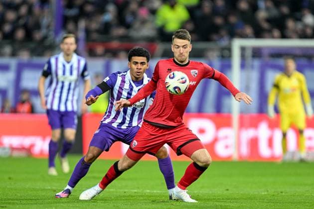 3. Liga - 25 26 - VfL Osnabrück - FC Ingolstadt 04 am 22.11.2025 an der Bremer Brücke in Osnabrück Simon Lorenz (Ingolstadt) im Zweikampf gegen Kevin Wiethaup (Osnabrueck)