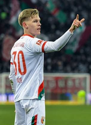 22.11.2025, xemx, Fussball 1.Bundesliga, FC Augsburg - Hamburger SV v.l. Anton Kade (FC Augsburg) Jubel, Torjubel, celebrate the goal, jubelt ueber das Tor zum 1:0 Dartspielen (DFL DFB REGULATIONS PROHIBIT ANY USE OF PHOTOGRAPHS as IMAGE SEQUENCES and or QUASI-VIDEO) Augsburg