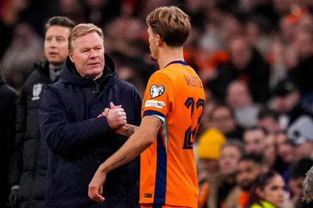 AMSTERDAM, NETHERLANDS - NOVEMBER 17: Netherlands head coach Ronald Koeman shakes hands with Luciano Valente of Netherlands during the FIFA World Cup, WM, Weltmeisterschaft, Fussball 2026 qualifier match between Netherlands and Lithuania at Johan Cruijff Arena on November 17, 2025 in Amsterdam, Netherlands. (Photo by Rene Nijhuis) SPO  Copyright: xRenexNijhuis