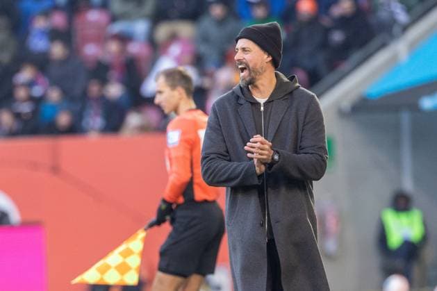 Chef-Trainer Sandro Wagner (FC Augsburg) schreit, FC Augsburg vs. Hamburger SV, Fussball, 1. Bundesliga, 11. Spieltag, 22.11.2025 DFB regulations prohibit any use of photographs as image sequences and or quasi-video