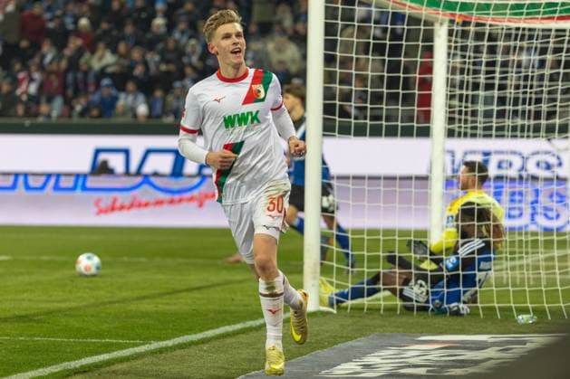 Torjubel, jubelt nach seinem Treffer zum 1:0 von Anton Kade (FC Augsburg), FC Augsburg vs. Hamburger SV, Fussball, 1. Bundesliga, 11. Spieltag, 22.11.2025 DFB regulations prohibit any use of photographs as image sequences and or quasi-video