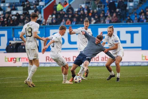 In der Mitte Ryan Naderi (Rostock) gegen links Pius Krätschmer (FCS) und rechts Kristian Böhnlein (FCS) ; GER, FC Hansa Rostock vs. 1. FC Schweinfurth 05, Fußball, Männer, 3. Liga, 15.Spieltag, Spielzeit 2025 2026, 22.11.2025 Rostock Ostseestadion Mecklenburg - Vorpommern Deutschland