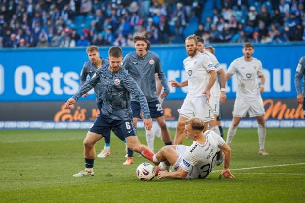 links Jonas Dirkner (Rostock) gegen Johannes Geis (FCS) ; GER, FC Hansa Rostock vs. 1. FC Schweinfurth 05, Fußball, Männer, 3. Liga, 15.Spieltag, Spielzeit 2025 2026, 22.11.2025 Rostock Ostseestadion Mecklenburg - Vorpommern Deutschland