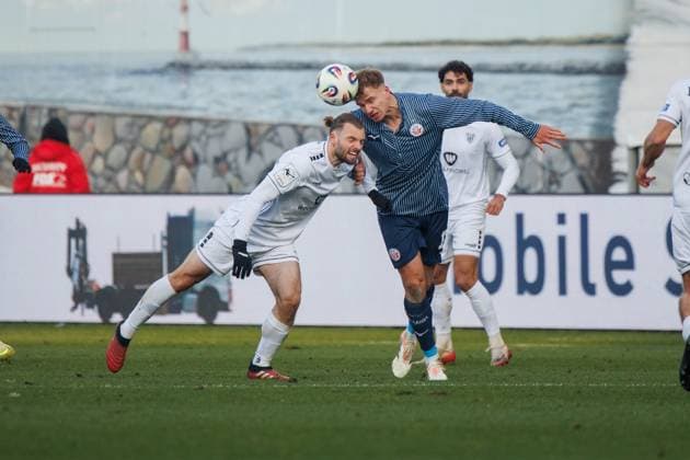 links Manuel Wintzheimer (FCS) gegen Florian Carstens (Rostock) ; GER, FC Hansa Rostock vs. 1. FC Schweinfurth 05, Fußball, Männer, 3. Liga, 15.Spieltag, Spielzeit 2025 2026, 22.11.2025 Rostock Ostseestadion Mecklenburg - Vorpommern Deutschland