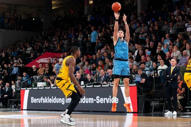 Niklas Wimberg (Veolia Towers Hamburg, 17) beim Wurf, Yorman Polas Bartolo (MHP RIESEN Ludwigsburg, 13), GER, Veolia Towers Hamburg vs MHP Riesen Ludwigsburg, Basketball, Bundesliga, Spieltag 8, Saison 2025 2026, 22.11.2025 GER, Veolia Towers Hamburg vs MHP Riesen Ludwigsburg, Basketball, Bundesliga, Spieltag 8, Saison 2025 2026, 22.11.2025 Hamburg Copyright: xEibner-Pressefoto MaxxVincenx EP_MVN