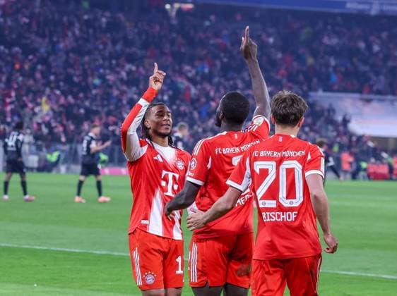 Michael Olise 17 (FC Bayern Muenchen) und Dayot Upamecano 2 (FC Bayern Muenchen) mit einem Gruss nach oben, Jubel zum 3:2, FC Bayern Muenchen vs. SC Freiburg, Fussball, Bundesliga, DFL, Saison 2025 2026, Hinrunde, 22.11.2025 DFB regulations prohibit any use of photographs as image sequences and or quasi-video Muenchen Bayern Deutschland