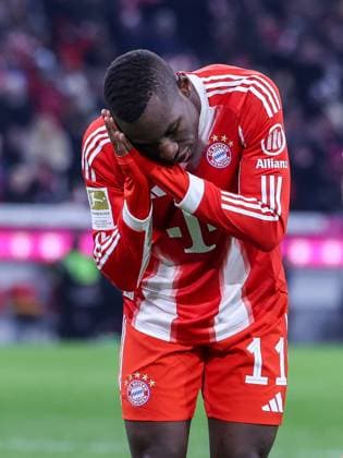 Spezieller Torjuel von Nicolas Jackson 11 (FC Bayern Muenchen) nach dem Tor zum 5:2, FC Bayern Muenchen vs. SC Freiburg, Fussball, Bundesliga, DFL, Saison 2025 2026, Hinrunde, 22.11.2025 DFB regulations prohibit any use of photographs as image sequences and or quasi-video Muenchen Bayern Deutschland