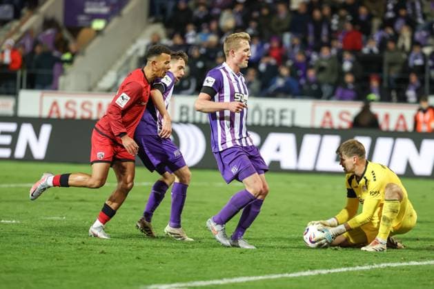 3. Liga; VfL Osnabrück - FC Ingolstadt 04; Marcel Costly (22, FCI) kommt zu spät Torwart Jonsson Lukas (21 VFL) Wiemann Niklas (25 VFL) Müller Jannik (24 VFL) 3. Liga - FC Ingolstadt 04 Saison 2025 2026 VfL Osnabrück