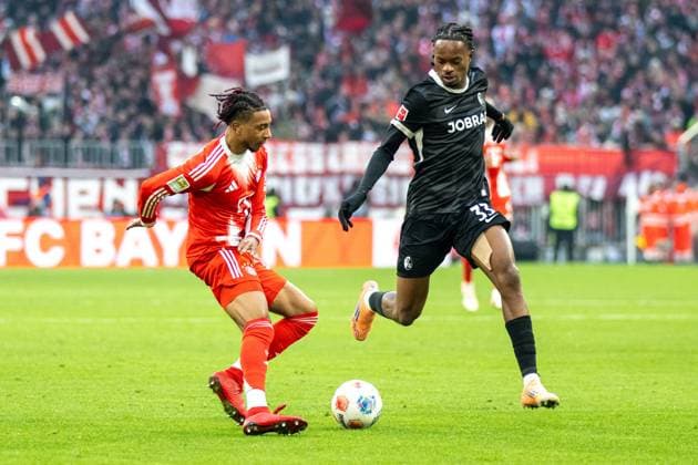 Michael Olise 17 (FC Bayern Muenchen) im Zweikampf mit Jordy Makengo 33 (SC Freiburg), FC Bayern Muenchen - SC Freiburg, Fussball, Bundesliga, 11. Spieltag, 22.11.2025 DFB regulations prohibit any use of photographs as image sequences and or quasi-video Muenchen Bayern Deutschland