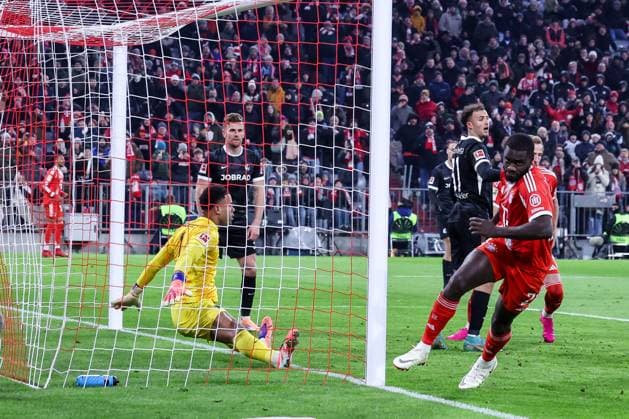 Dayot Upamecano 2 (FC Bayern Muenchen) mit dem 3:2, Jubel, Noah Atubolu 1 (SC Freiburg) ohne Chance, FC Bayern Muenchen vs. SC Freiburg, Fussball, Bundesliga, DFL, Saison 2025 2026, Hinrunde, 22.11.2025 DFB regulations prohibit any use of photographs as image sequences and or quasi-video Muenchen Bayern Deutschland