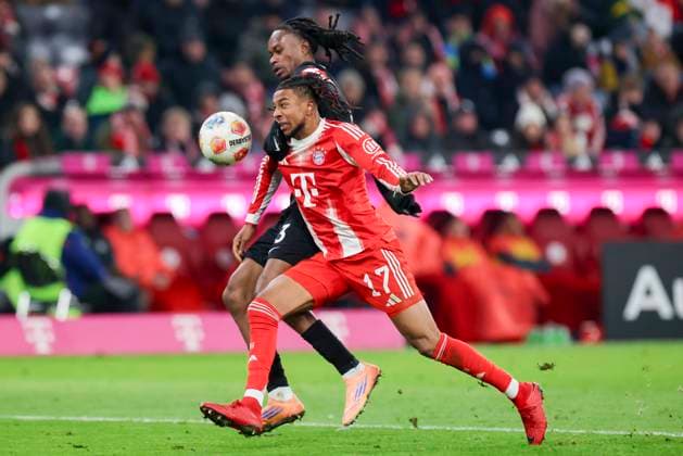 Jordy Makengo (SC Freiburg) und Michael Olise (FC Bayern Muenchen) kaempfen um den Ball, Bundesliga, FC Bayern München v Club Freiburg, Allianz Arena am 22. November 2025 in München, Deutschland. (Foto von Marco Steinbrenner DeFodi Images) Jordy Makengo (SC Freiburg) und Michael Olise (FC Bayern Muenchen) battle for the ball, Bundesliga, FC Bayern München v Sport-Club Freiburg, Allianz Arena, November 22, 2025 in München, Germany. (Photo by Marco Steinbrenner DeFodi Images) DFL regulations prohibit any use of photographs as image sequences and or quasi-video.