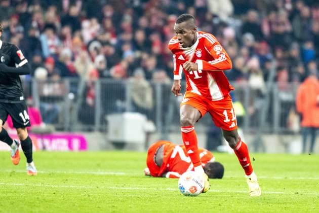 Nicolas Jackson 11 (FC Bayern Muenchen) Action, FC Bayern Muenchen - SC Freiburg, Fussball, Bundesliga, 11. Spieltag, 22.11.2025 DFB regulations prohibit any use of photographs as image sequences and or quasi-video Muenchen Bayern Deutschland