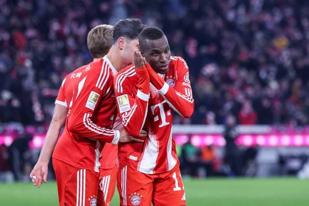 Spezieller Torjuel von Nicolas Jackson 11 (FC Bayern Muenchen) nach dem Tor zum 5:2, FC Bayern Muenchen vs. SC Freiburg, Fussball, Bundesliga, DFL, Saison 2025 2026, Hinrunde, 22.11.2025 DFB regulations prohibit any use of photographs as image sequences and or quasi-video Muenchen Bayern Deutschland