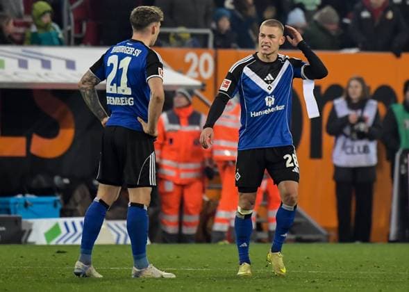22.11.2025, xemx, Fussball 1.Bundesliga, FC Augsburg - Hamburger SV v.l. Mannschaft, Spieler, enttaeuscht, enttaeuscht schauend nach Spielende, dissapointed at the end of the match (DFL DFB REGULATIONS PROHIBIT ANY USE OF PHOTOGRAPHS as IMAGE SEQUENCES and or QUASI-VIDEO) Augsburg