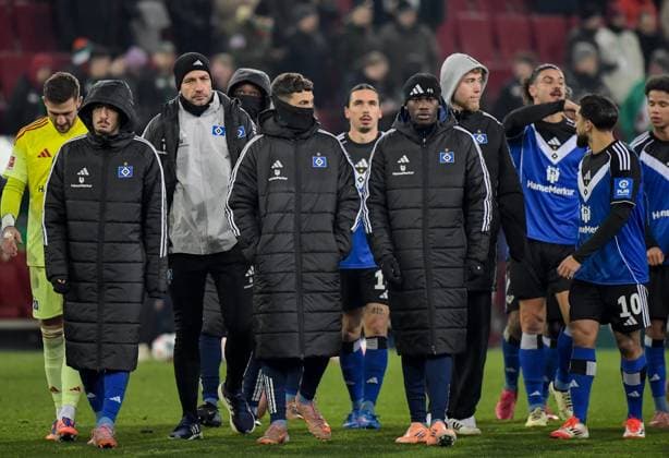 22.11.2025, xemx, Fussball 1.Bundesliga, FC Augsburg - Hamburger SV v.l. Mannschaft, Spieler, enttaeuscht, enttaeuscht schauend nach Spielende, dissapointed at the end of the match (DFL DFB REGULATIONS PROHIBIT ANY USE OF PHOTOGRAPHS as IMAGE SEQUENCES and or QUASI-VIDEO) Augsburg