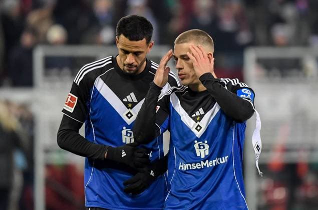 22.11.2025, xemx, Fussball 1.Bundesliga, FC Augsburg - Hamburger SV v.l. Mannschaft, Spieler, enttaeuscht, enttaeuscht schauend nach Spielende, dissapointed at the end of the match (DFL DFB REGULATIONS PROHIBIT ANY USE OF PHOTOGRAPHS as IMAGE SEQUENCES and or QUASI-VIDEO) Augsburg