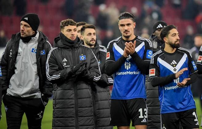 22.11.2025, xemx, Fussball 1.Bundesliga, FC Augsburg - Hamburger SV v.l. Mannschaft, Spieler, enttaeuscht, enttaeuscht schauend nach Spielende, dissapointed at the end of the match (DFL DFB REGULATIONS PROHIBIT ANY USE OF PHOTOGRAPHS as IMAGE SEQUENCES and or QUASI-VIDEO) Augsburg