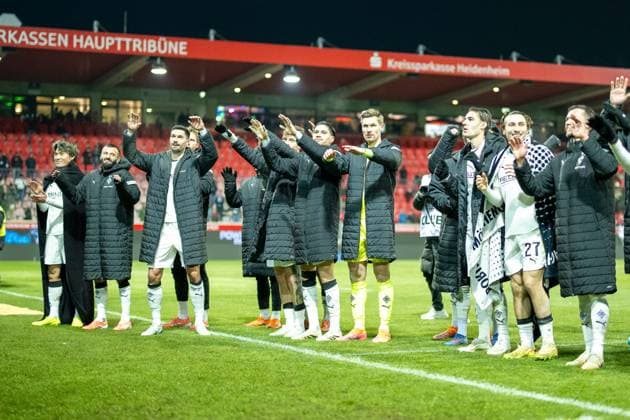 Die Gladbacher mit Ihrem genesenen Kapitaen Tim Kleindienst (Borussia Moenchengladbach, 11) bei Igren Fans, GER, 1. FC Heidenheim vs. Borussia Moenchengladbach, Fussball, Bundesliga, 11. Spieltag, Spielzeit 2025 2026, 22.11.2025, DFL DFB REGULATIONS PROHIBIT ANY USE OF PHOTOGRAPHS AS IMAGE SEQUENCES AND OR QUASI-VIDEO, GER, 1. FC Heidenheim vs. Borussia Moenchengladbach, Fussball, Bundesliga, 11. Spieltag, Spielzeit 2025 2026, 22.11.2025 Heidenheim Copyright: xEibner-Pressefotox EP_EER