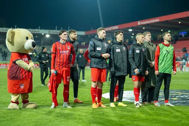 Die Heidenheimer sind enttäuscht enttaeuscht, unzufrieden, negative emotionen, Thomas Keller (FC Heidenheim, 27), Julian Niehues (FC Heidenheim, 16), Patrick Mainka (FC Heidenheim, 06), Mathias Honsak (FC Heidenheim, 17), Adrian Beck (FC Heidenheim, 21), Benedikt Gimber (FC Heidenheim, 05), GER, 1. FC Heidenheim vs. Borussia Moenchengladbach, Fussball, Bundesliga, 11. Spieltag, Spielzeit 2025 2026, 22.11.2025, DFL DFB REGULATIONS PROHIBIT ANY USE OF PHOTOGRAPHS AS IMAGE SEQUENCES AND OR QUASI-VIDEO, GER, 1. FC Heidenheim vs. Borussia Moenchengladbach, Fussball, Bundesliga, 11. Spieltag, Spielzeit 2025 2026, 22.11.2025 Heidenheim Copyright: xEibner-Pressefotox EP_EER