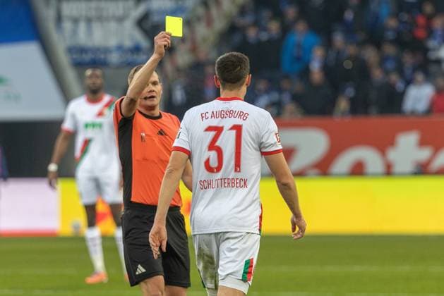 Schiedsrichter Dr. Robin Braun zeigt Keven Schlotterbeck (FC Augsburg) die gelbe Karte, FC Augsburg vs. Hamburger SV, Fussball, 1. Bundesliga, 11. Spieltag, 22.11.2025 DFB regulations prohibit any use of photographs as image sequences and or quasi-video