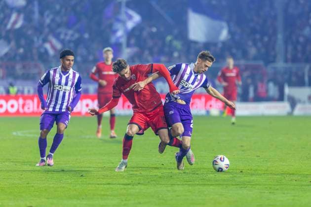 Osnabrück, Deutschland 22. November 2025: 3. Liga - 2025 2026 - VfL Osnabrück vs. FC Ingolstadt 04 Im Bild: v. li. im Zweikampf Jannik Müller Mueller (VfL) und Dennis Kaygin (FCI) DFB regulations prohibit any use of photographs as image sequences and or quasi-video Bremer Brücke Niedersachsen Copyright: xFotostandx xSchäferx
