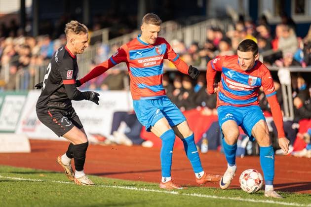 Fussball I Herren I Saison 2025-2026 I Regionalliga Nord I 20. Spieltag I SV Drochtersen-Assel - FSV Schöningen l I 22.11.2025 Willi Evseev (32, FSV Schöningen), Dennis Rosin (25, SV Drochtersen Assel), Jannes Elfers (7, SV Drochtersen Assel) Drochtersen Kehdinger Stadion Niedersachsen Deutschland Copyright: xLobeca JörgxStruwex