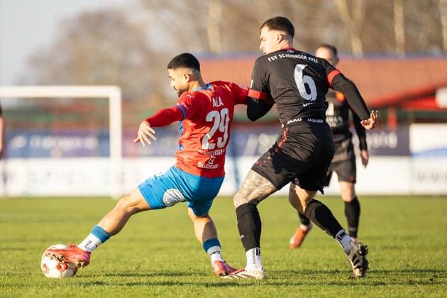 Fussball I Herren I Saison 2025-2026 I Regionalliga Nord I 20. Spieltag I SV Drochtersen-Assel - FSV Schöningen l I 22.11.2025 Allah Aid Hamid (29, SV Drochtersen Assel), Luca Biagio Marino (6, FSV Schöningen) Drochtersen Kehdinger Stadion Niedersachsen Deutschland Copyright: xLobeca JörgxStruwex