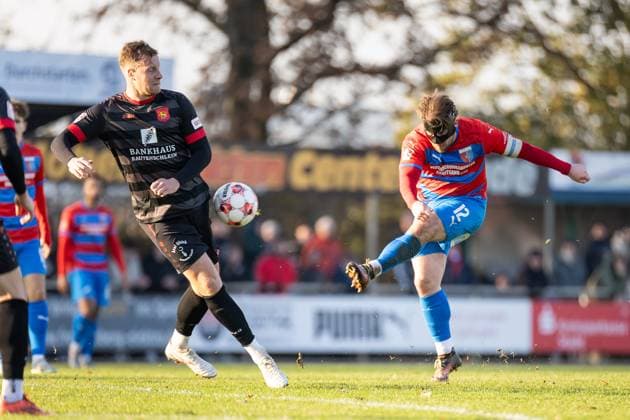 Fussball I Herren I Saison 2025-2026 I Regionalliga Nord I 20. Spieltag I SV Drochtersen-Assel - FSV Schöningen l I 22.11.2025 Brian Behrendt (3, FSV Schöningen), Nico Von Der Reith (12, SV Drochtersen Assel) Drochtersen Kehdinger Stadion Niedersachsen Deutschland Copyright: xLobeca JörgxStruwex