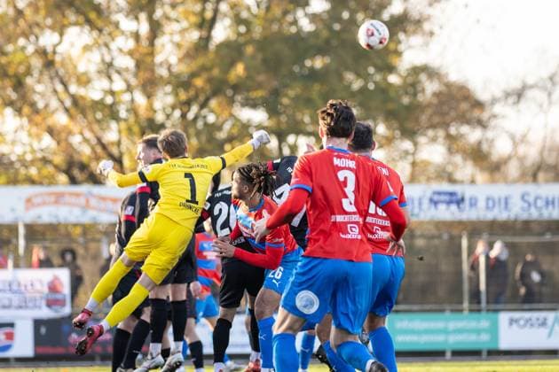 Fussball I Herren I Saison 2025-2026 I Regionalliga Nord I 20. Spieltag I SV Drochtersen-Assel - FSV Schöningen l I 22.11.2025 Johann Tobias Dahncke(1, FSV Schöningen), Liam Giwah (26, SV Drochtersen Assel), Tjorve Nils Mohr (3, SV Drochtersen Assel) Drochtersen Kehdinger Stadion Niedersachsen Deutschland Copyright: xLobeca JörgxStruwex