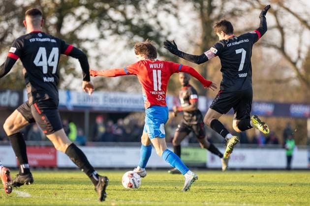 Fussball I Herren I Saison 2025-2026 I Regionalliga Nord I 20. Spieltag I SV Drochtersen-Assel - FSV Schöningen l I 22.11.2025 Dimitar Milushev (44, FSV Schöningen), Jorik Wulff (11, SV Drochtersen Assel), Christian Skoda (7, FSV Schöningen) Drochtersen Kehdinger Stadion Niedersachsen Deutschland Copyright: xLobeca JörgxStruwex
