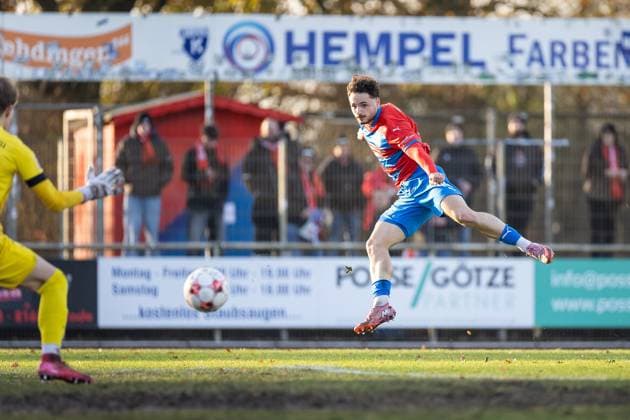 Fussball I Herren I Saison 2025-2026 I Regionalliga Nord I 20. Spieltag I SV Drochtersen-Assel - FSV Schöningen l I 22.11.2025 Robin Kölle (44, SV Drochtersen Assel) Torschütze zum 1:0 Drochtersen Kehdinger Stadion Niedersachsen Deutschland Copyright: xLobeca JörgxStruwex