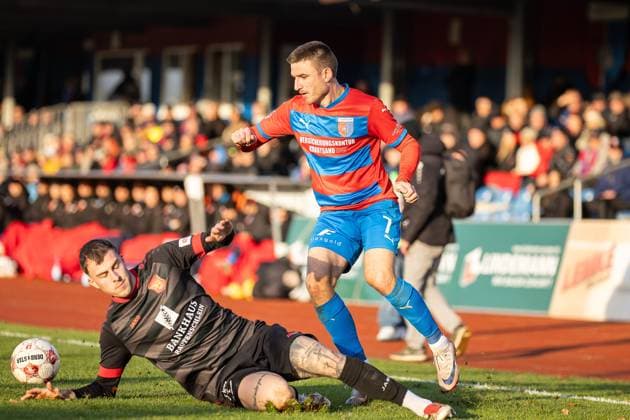 Fussball I Herren I Saison 2025-2026 I Regionalliga Nord I 20. Spieltag I SV Drochtersen-Assel - FSV Schöningen l I 22.11.2025 Luca Biagio Marino (6, FSV Schöningen), Jannes Elfers (7, SV Drochtersen Assel) Drochtersen Kehdinger Stadion Niedersachsen Deutschland Copyright: xLobeca JörgxStruwex