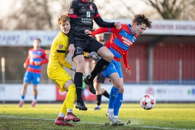 Fussball I Herren I Saison 2025-2026 I Regionalliga Nord I 20. Spieltag I SV Drochtersen-Assel - FSV Schöningen l I 22.11.2025 Johann Tobias Dahncke(1, FSV Schöningen), Jorik Wulff (11, SV Drochtersen Assel) Drochtersen Kehdinger Stadion Niedersachsen Deutschland Copyright: xLobeca JörgxStruwex