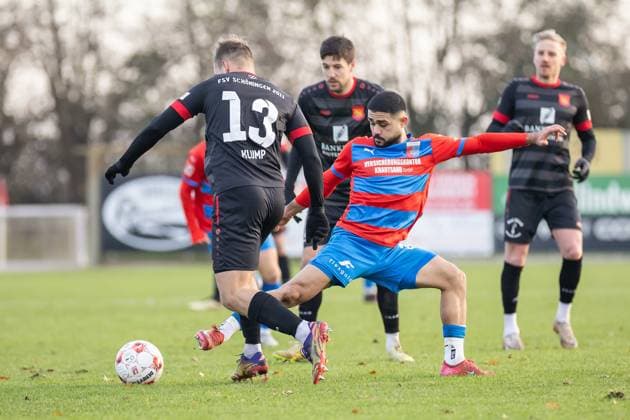 Fussball I Herren I Saison 2025-2026 I Regionalliga Nord I 20. Spieltag I SV Drochtersen-Assel - FSV Schöningen l I 22.11.2025 Max Peter Klump (13, FSV Schöningen), Allah Aid Hamid (29, SV Drochtersen Assel) Drochtersen Kehdinger Stadion Niedersachsen Deutschland Copyright: xLobeca JörgxStruwex