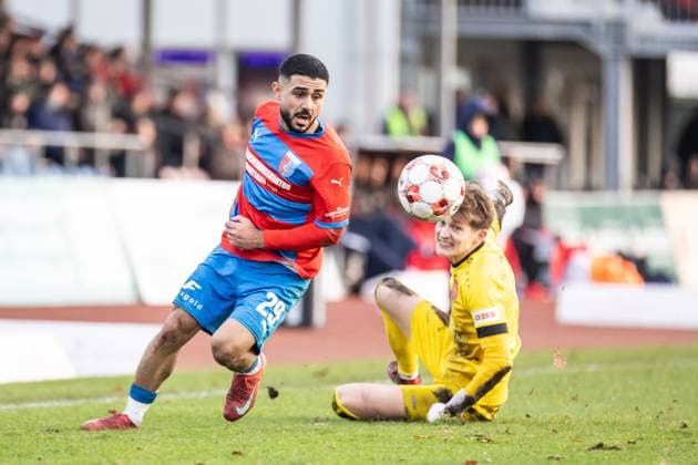 Fussball I Herren I Saison 2025-2026 I Regionalliga Nord I 20. Spieltag I SV Drochtersen-Assel - FSV Schöningen l I 22.11.2025 Allah Aid Hamid (29, SV Drochtersen Assel), Johann Tobias Dahncke(1, FSV Schöningen) Drochtersen Kehdinger Stadion Niedersachsen Deutschland Copyright: xLobeca JörgxStruwex