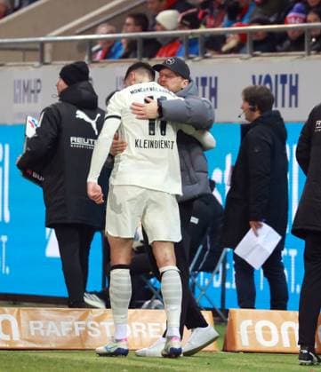 22.11.25 1. FC Heidenheim - Borussia Mönchengladbach Deutschland, Heidenheim, 22.11.2025, Fussball, Bundesliga, Saison 2025 2026, 1. FC Heidenheim - Borussia Mönchengladbach: v.l. Tim Kleindienst (Borussia Mönchengladbach), Eugen Polanski (Trainer Borussia Mönchengladbach).