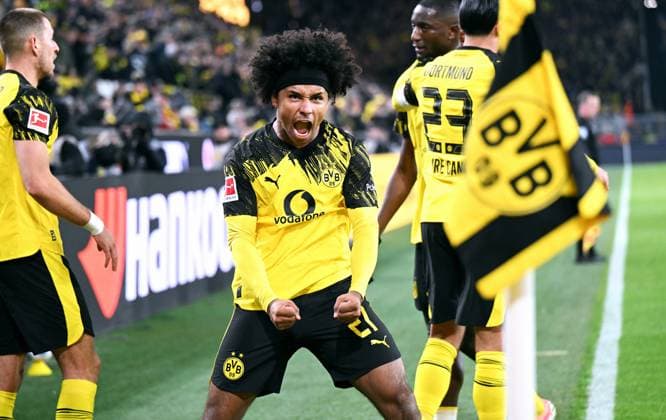 Fussball, Bundesliga, Deutschland, Herren, Saison 2025 2026, 11. Spieltag, Signal Iduna Park Dortmund: Bor. Dortmund - VfB Stuttgart 3:3; Jubel Karim Adeyemi (BVB) nach seinem Tor zum 3:2. Jubel, Freude, Aktion. *** Football, Bundesliga, Germany, Men, Season 2025 2026, Matchday 11, Signal Iduna Park Dortmund Bor Dortmund VfB Stuttgart 3 3 cheers Karim Adeyemi BVB after his goal for 3 2 cheers, joy, action