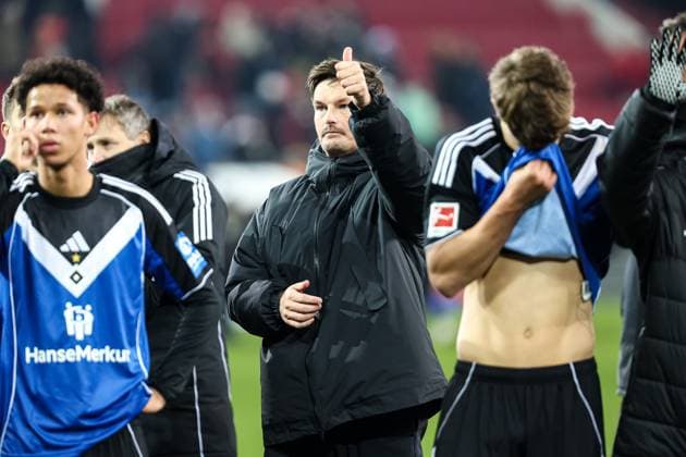 Endstand 1:0 fuer Augsburg. Der HSV verliert im Auswaertsspiel gegen den FCA Enttaeuschung bei Merlin Polzin (Hamburger SV, Cheftrainer). Merlin Polzin (Hamburger SV, Cheftrainer) lobt die Fans GER, FC Augsburg vs. Hamburger SV, 1.Bundesliga Fussball, 11. Spieltag, Saison 2025 2026, 22.11.2025 DFB DFL REGULATIONS PROHIBIT ANY USE OF PHOTOGRAPHS AS IMAGE SEQUENCES AND OR QUASI-VIDEO GER, FC Augsburg vs. Hamburger SV, 1.Bundesliga Fussball, 11. Spieltag, Saison 2025 2026, 22.11.2025 Augsburg Copyright: xEibner-Pressefoto RogerxBuerkex EP_RBE