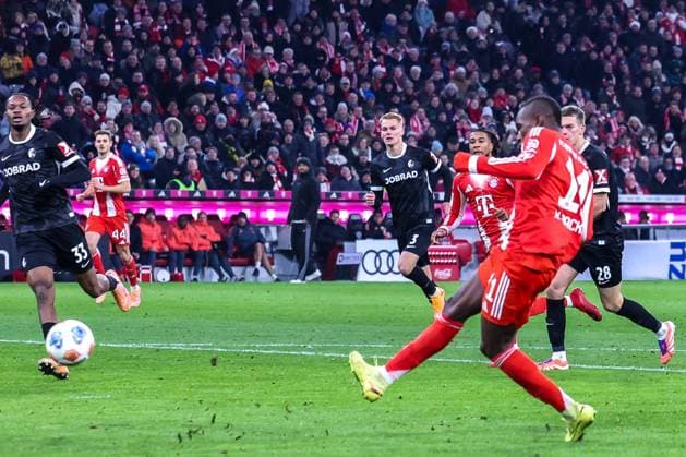 Nicolas Jackson 11 (FC Bayern Muenchen) mit dem 5:2, Jubel, Tor, FC Bayern Muenchen vs. SC Freiburg, Fussball, Bundesliga, DFL, Saison 2025 2026, Hinrunde, 22.11.2025 DFB regulations prohibit any use of photographs as image sequences and or quasi-video Muenchen Bayern Deutschland
