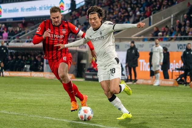Shuto Machino (Borussia Mönchengladbach, 18) zieht an Patrick Mainka (FC Heidenheim, 06) vorbei, GER, 1. FC Heidenheim 1846 vs. Borussia Mönchengladbach, Fussball, 1. Bundesliga, 11. Spieltag, Spielzeit 2025 2026, 22.11.2025, DFL REGULATIONS PROHIBIT ANY USE OF PHOTOGRAPHS AS IMAGE SEQUENCES AND OR QUASI-VIDEO, GER, 1. FC Heidenheim 1846 vs. Borussia Mönchengladbach, Fussball, 1. Bundesliga, 11. Spieltag, Spielzeit 2025 2026, 22.11.2025, Heidenheim Copyright: xEibner-Pressefoto EdwardxCheungx EP_ECG