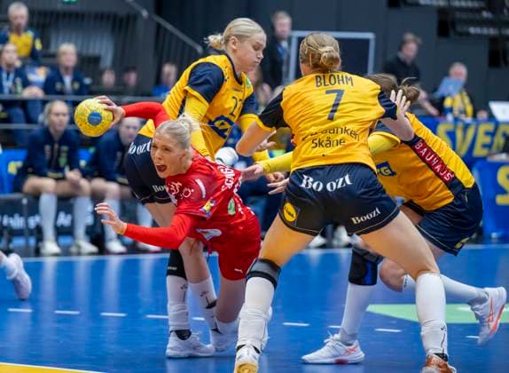 HALMSTAD 2025-11-22 Denmark s Julie Scaglione shoots a goal between Sweden s Emma Lindqvist and Linn Blohm during Saturday s international handball match between Sweden and Denmark in Halmstad Arena. HALMSTAD SWEDEN x50090x Copyright: xJohanxNilssonx xTTx HANDBALL SWEDEN-DENMARK
