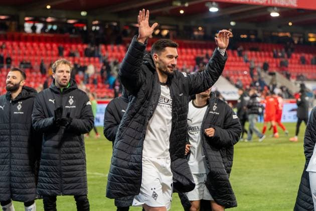 Tim Kleindienst und Team (Borussia Mönchengladbach, 11) freuen sich ueber den Sieg nach dem Spiel, GER, 1. FC Heidenheim 1846 vs. Borussia Mönchengladbach, Fussball, 1. Bundesliga, 11. Spieltag, Spielzeit 2025 2026, 22.11.2025, DFL REGULATIONS PROHIBIT ANY USE OF PHOTOGRAPHS AS IMAGE SEQUENCES AND OR QUASI-VIDEO, GER, 1. FC Heidenheim 1846 vs. Borussia Mönchengladbach, Fussball, 1. Bundesliga, 11. Spieltag, Spielzeit 2025 2026, 22.11.2025, Heidenheim Copyright: xEibner-Pressefoto EdwardxCheungx EP_ECG