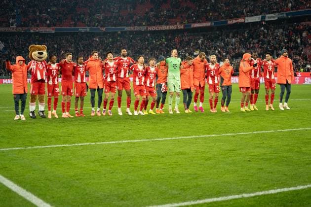 Lennart Karl (42 Bayern) , Jonathan Tah (4 Bayern) Joshua Kimmich (6 Bayern) , Harry Kane (9 Bayern) , Konrad Laimer (27 Bayern) , Nicolas Jackson (11 Bayern) und Luis Diaz (14 Bayern) feiern mit den Fans nach dem Bundesligaspiel FC Bayern München - SC Freiburg am 22.11.2025.